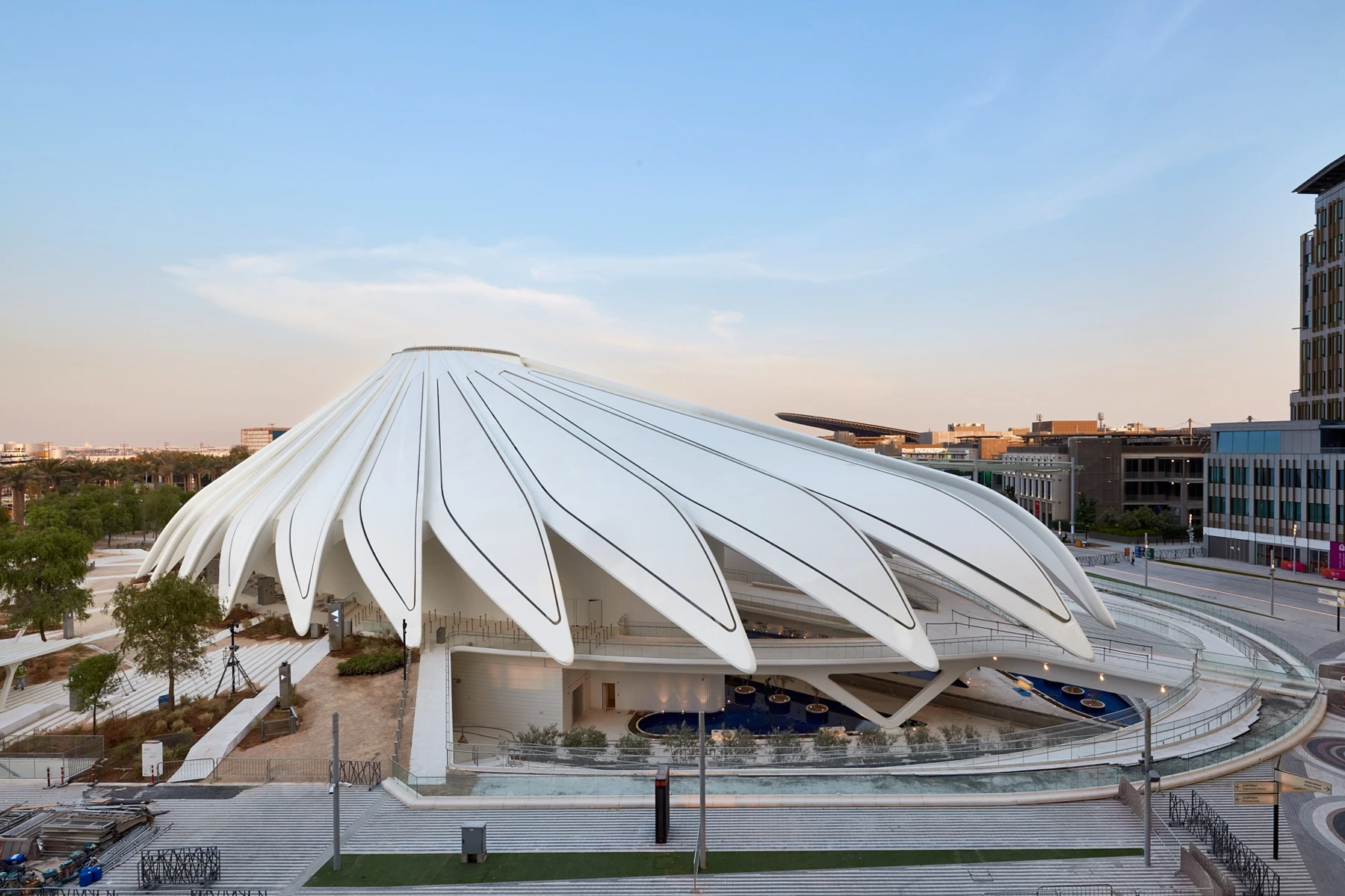 UAE pavilion: wings in the closed roof arrangement