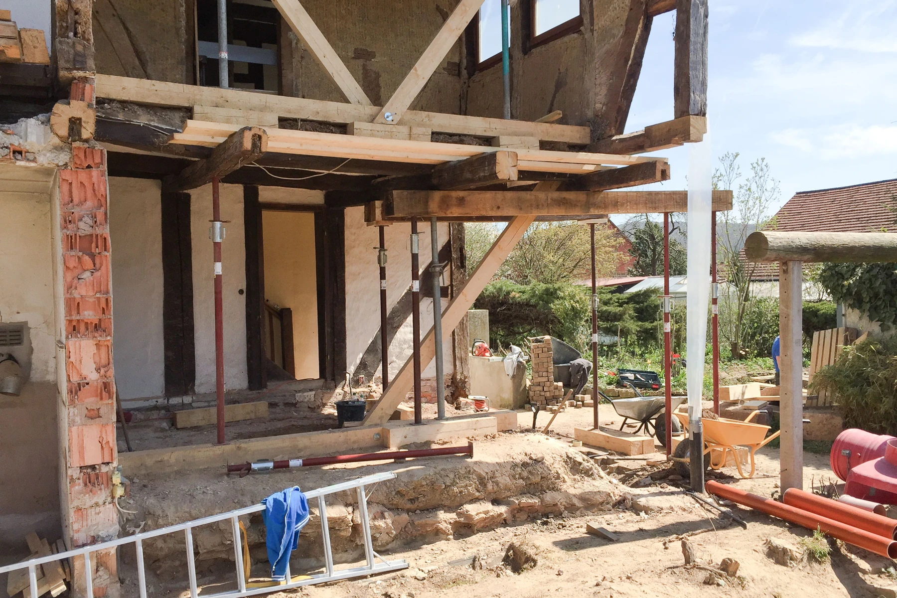 Temporary support and opening-up work