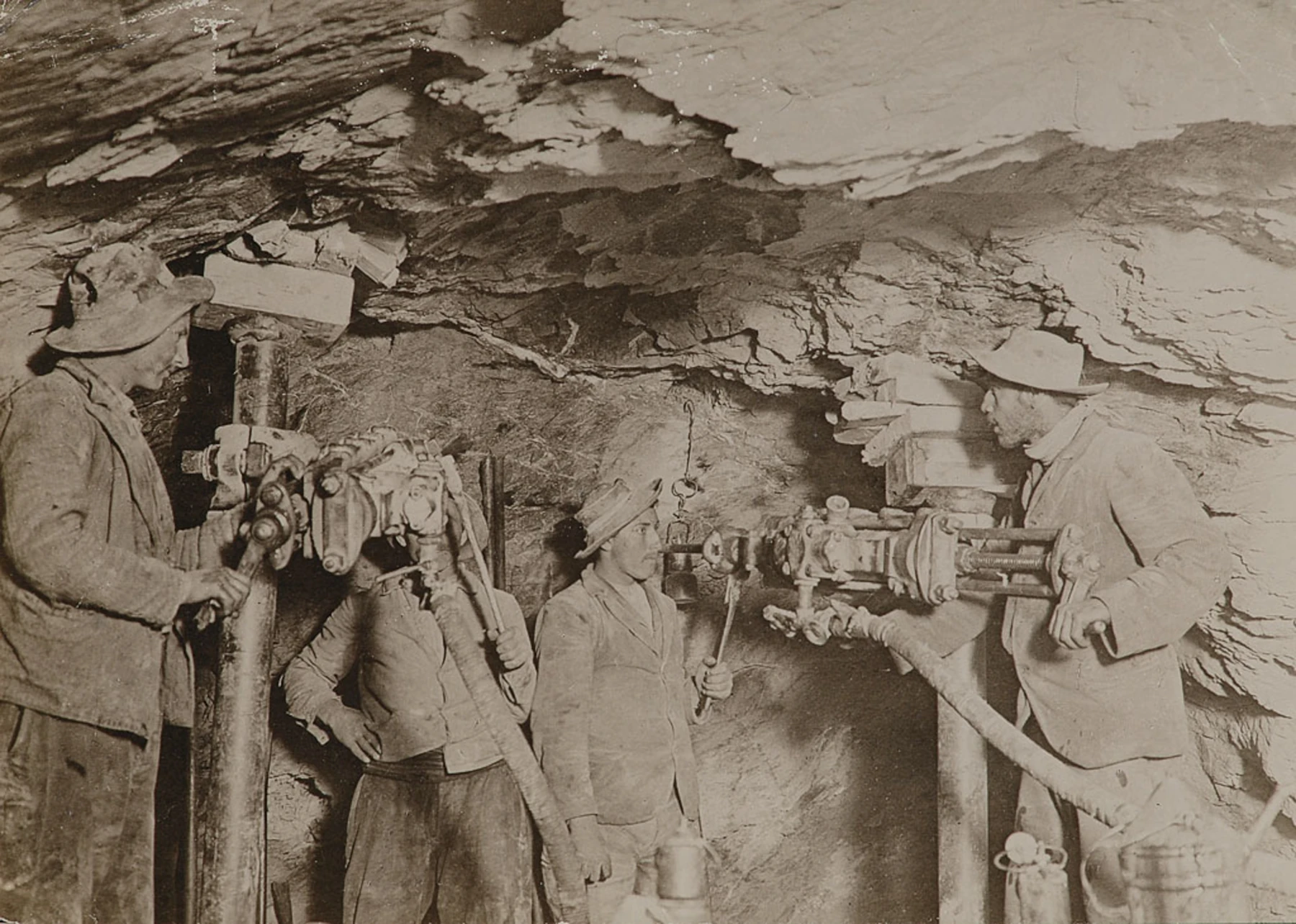 Historic construction workforce in the tunnel