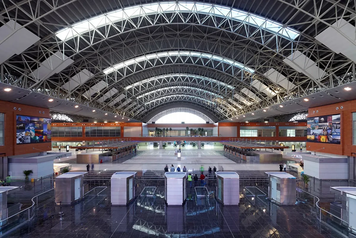 Sabiha Gökçen terminal: structural roof in the completed interior