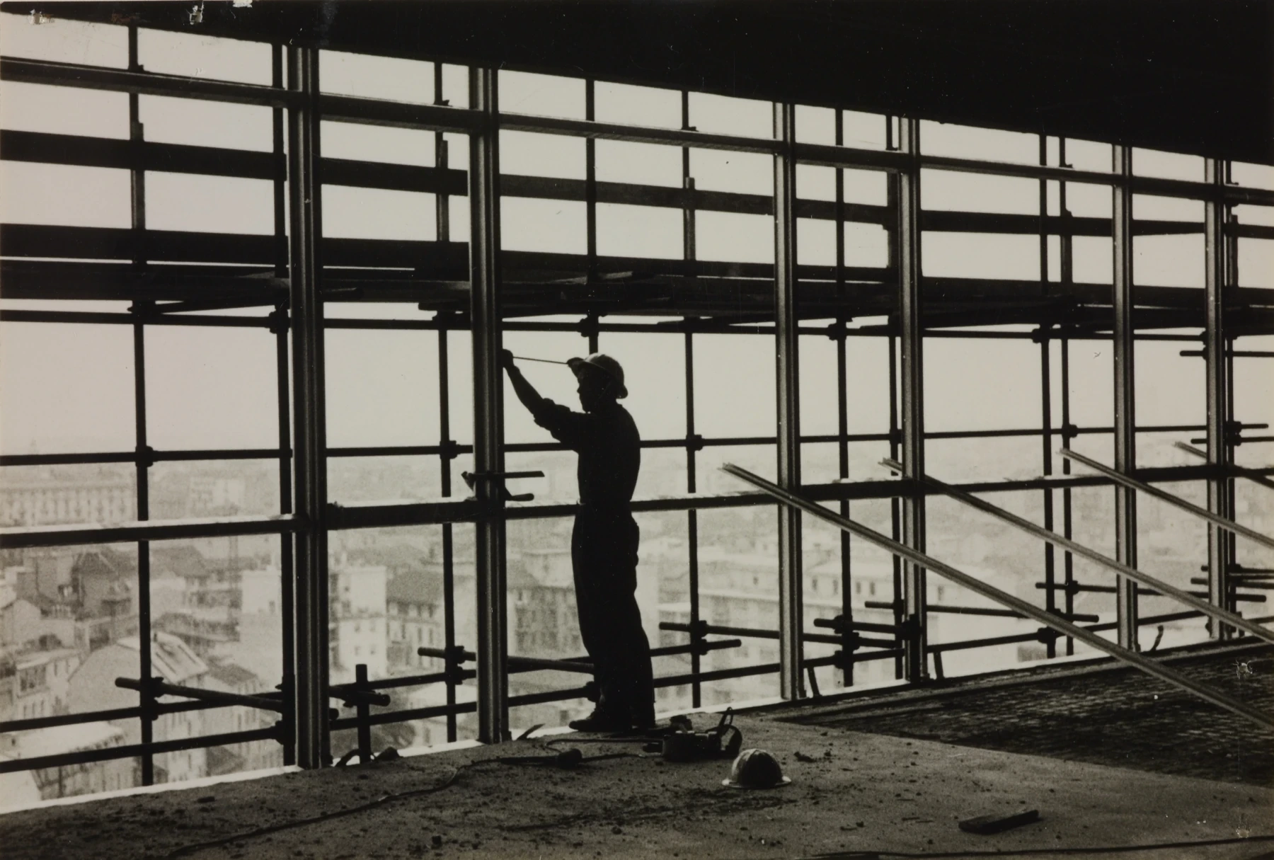 Worker installing the Pirelli facade