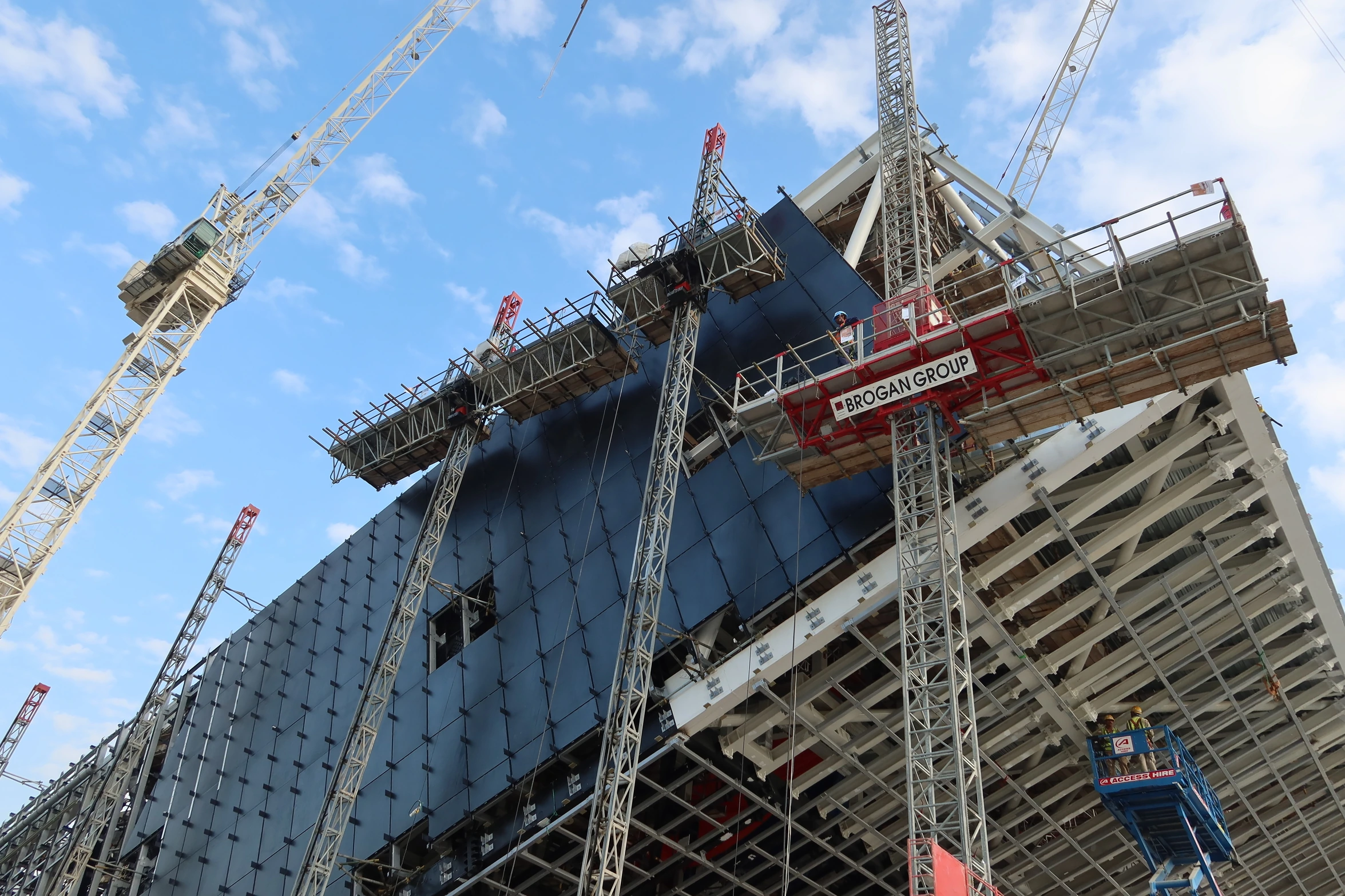 Saudi pavilion: mast-climber access during facade installation